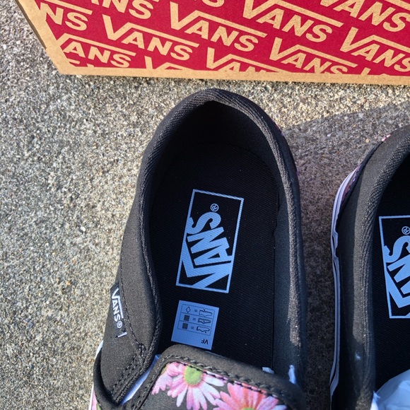 NWT Vans Woman size 8.  Flower canvas shoes.  Perfect for summer. - Picture 2 of 8